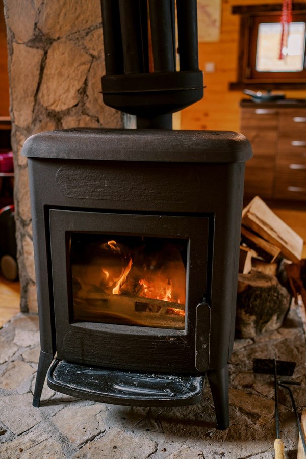 Quel parement mettre derrière poêle à bois pour allier esthétisme et sécurité ?